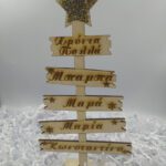 Χριστουγεννιάτικο διακοσμητικό δεντράκι με χαραγμένα τα ονόματα της οικογένεια σας