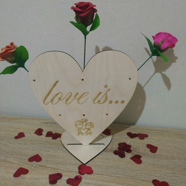 Ξύλινη επιτραπέζια καρδιά με θεση για τριαντάφυλλα Αγίου Βαλεντίνου woodworld