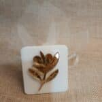 Μπομπονίερα Λευκο Plexiglass με χρυσό στοιχείο Ελιά με ευχές μαγνητάκι