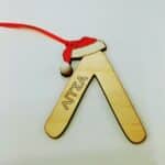 Χειροποίητο ξύλινο στολίδι Μονόγραμμα με σκούφο