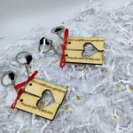 Ξύλινο Μπρελόκ διπλό για "Γιατι η καρδιά μου χρειάζεται"