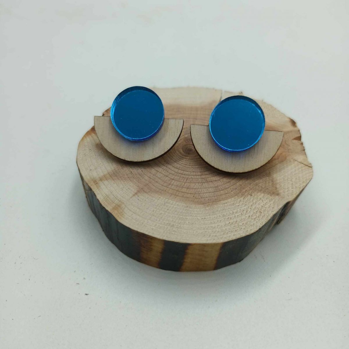 353742290_1179711272698466_5611184025365001489_n Χειροποίητα ξύλινα σκουλαρίκια μπλέ - Image 1