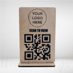 Ξύλινο Επιτραπέζιο Στάντ με Λογότυπο – QR code