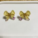 Σκουλαρίκια Plexiglass φιογκακια κίτρινο σχέδιο μολύβι