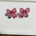 Σκουλαρίκια Plexiglass φιογκακια ρόζ σχέδιο μολύβι