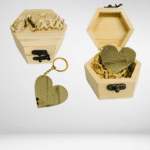 Ξύλινο κουτί με μπρελόκ για την νονό